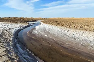 Barren Desert Landscape Drucke: Stream flowing through the Dasht-e Lut