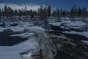 Drucke von Bach im Mondlicht, Norrbotten, Lappland, Schweden, Dezember 2022 Fluss Drucke: Bach im Mondlicht, Norrbotten
