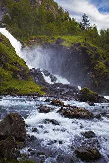 Waterfall In The Countryside Drucke: Stream with waterfall