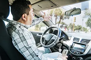 Impatient Driver Drucke: Stressed driver man yelling at other driver