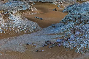 Deserted Omani Landscapes Drucke: Striking cliffs surrounded by windswept sand structures