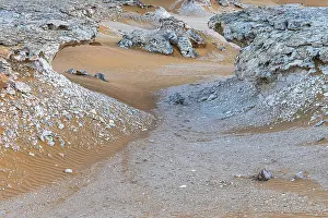Oman Desert Landscape Drucke: Striking cliffs surrounded by windswept sand structures