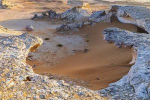 Oman Desert Landscape Drucke: Striking cliffs surrounded by windswept sand structures