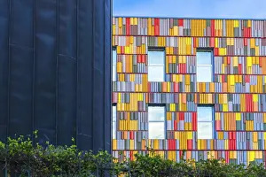 Contemporary Building Style Drucke: Striking image of a modern building facade featuring a vibrant array of multicolored panels