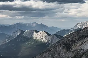 Jasper National Park Drucke: Striking mountain range, dramatic mood