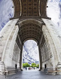 Fisheye Lens Photography Drucke: The striking and unexpected angle Arc de Triomphe in Paris
