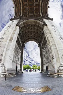 Fisheye Lens Photography Drucke: The striking and unexpected angle Arc de Triomphe in Paris