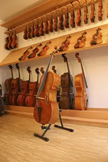 Handmade Violins Drucke: String instruments on display at a violin maker's (luthier's)