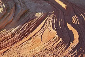 Atmospheric Evening Light Photography Drucke: Striped cliffs of red sandstone