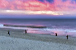 North Frisian Island Scenery Drucke: Strollers on the beach, dramatic sunset at the sea