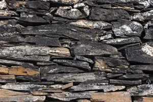Deserted Stone Wall Drucke: Structure of a stone wall, natural slate