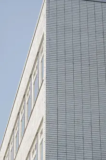Bilder Datiert 22. Juli 2024: Die geordnete Fassade eines Hochhauses mit vielen Fenstern.