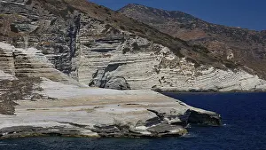 Bizarre White Rocks Drucke: Structured rocks with limestone layer on the seashore in hilly terrain