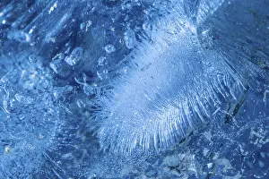 Frozen Mountain Range Scenery Drucke: Structures in glacial ice, ice cave