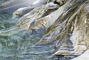 Striped Rock Formations Drucke: Structures in the river Vezasca