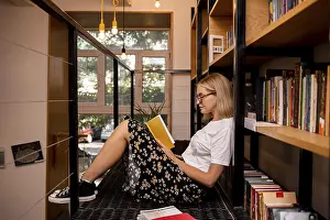 Educational Institution Drucke: Student reading book library