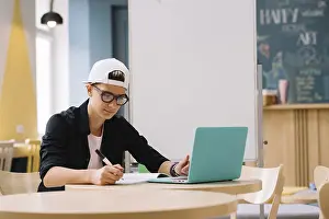 Modern Office Design Drucke: Student working with laptop