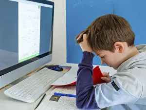 Childhood Education Drucke: Students doing homework in front of the computer