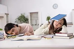One Person Studying Drucke: Students preparing for exam together at home