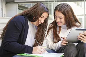 Educational Institution Campus Life Drucke: Two students are sitting outdoors