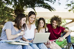 University Campus Lifestyle Drucke: Students using laptop park