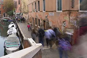 Deserted Streets Of Venice Drucke: Students on their way to school