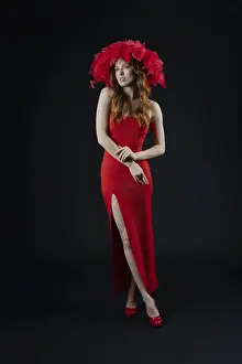 Glamour Model Pose Drucke: In a studio environment