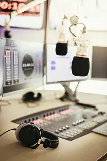 Studio Microphone Drucke: Studio microphone in a broadcasting radio studio