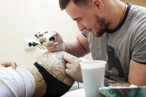 Professional Tattooist Drucke: Studio shot of bearded tattoo master at work