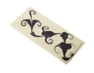 Close Up Chocolate Drucke: Studio shot of white chocolate bar with pattern