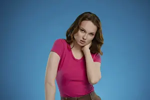 Confident Woman Pose Drucke: In a studio with a striking blue background