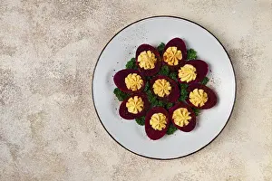 Healthy Eating Snack Ideas Drucke: Stuffed eggs, stained with beetroot juice