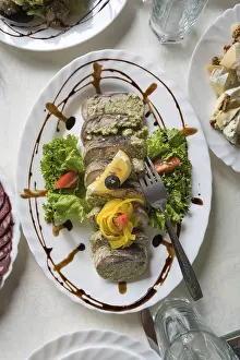 Restaurant Table Setting Drucke: Stuffed fish on the table in the restaurant