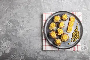 Healthy Eating Meal Drucke: Stuffed fried champignons with cheese