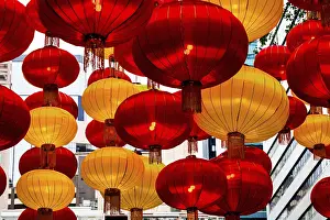 Asian Culture Drucke: A stunning array of red and yellow lanterns brightly illuminated