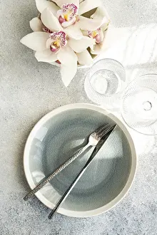 Elegant Table Setting Drucke: Stylish table setting features a textured ceramic plate