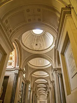 Drucke von Eindrucksvolle Innenausstattung mit Kuppel und gewölbten Strukturen, überschwemmt von Licht, Montserrat, Spanien Montserrat Drucke: Sublim einzigartiges Interieur mit Kuppel und gewölbten Strukturen.