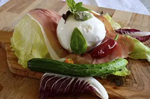 Freshly Baked Mozzarella Drucke: A summer fresh dish with mozzarella and tomato