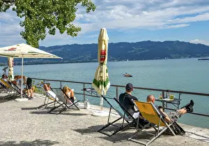 Seating Accommodation Europe Drucke: Summer guests sunbathing in deckchairs