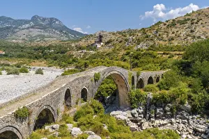 Drucke von Sommeransicht der alten Mes-Brücke bei Shkoder. Albanien, Europa. Osmanische Steinbogenbrücke Ura e Kadiut Fluss Drucke: Sommeransicht der alten Mes-Brücke in der Nähe von Shkoder.