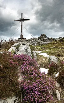 Cloudy Mountain Range Drucke: Summit cross at the summit of Spitzstein