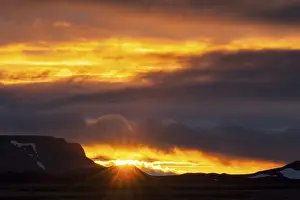 Drucke von Die Sonne bricht durch die Wolken, Sonnenuntergang, Myvatn-Gebiet, Norðurland eystra, Island Die Sonne bricht durch die Wolken, Sonnenuntergang, Myvatn-Gebiet, Nordland Eystra ist nicht korrekt Myvatn Drucke: Die Sonne bricht durch die Wolken.