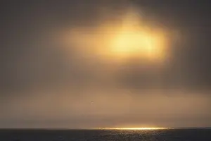 Svalbard Norway Drucke: Sun breaking through clouds, reflection on sea surface