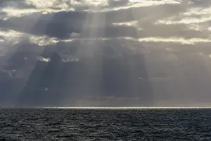 United Kingdom Coastal Views Drucke: Sun breaks through the clouds with sunrays over sea