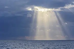 United Kingdom Coast Drucke: Sun breaks through the clouds with sunrays over sea