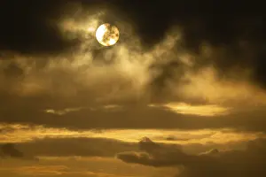 Cloudy Evening Sky Drucke: Sun bursts out from behind clouds