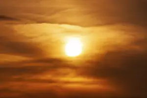 Deserted Evening Sky Drucke: Sun behind cloud cover, sunset