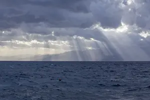 Drucke von Sonne und Wolken über der Straße von Messina, Kalabrien, Italien Messina Drucke: Sonne und Wolken über der Straße von Messina.