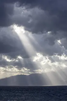 Drucke von Sonne und Wolken über der Straße von Messina, Kalabrien, Italien Messina Drucke: Sonne und Wolken über der Straße von Messina.