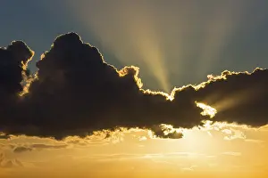 Deserted Evening Sky Drucke: Sun behind dark cloud, Germany